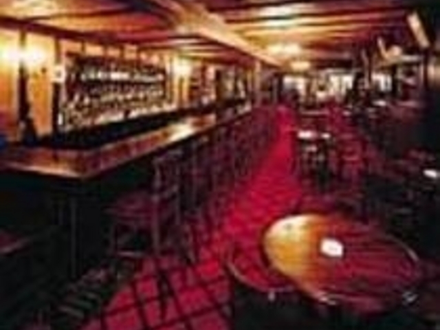 暖かみのある照明で落ち着いた大人の雰囲気_英吉利西屋 本店
