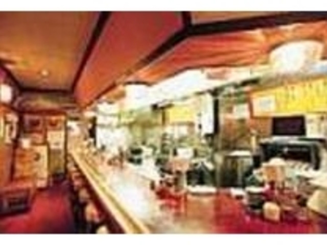 店内はカウンター15席のみで禁煙だ_台湾ラーメン本山