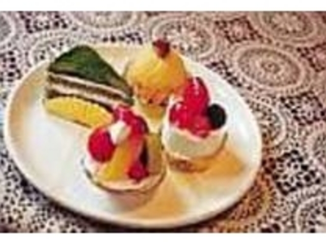 定番のモンブラン、コチョウラン(左奥)_胡蝶蘭