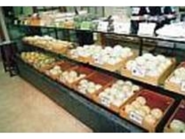 ふかしたてのまんじゅうが並ぶ店内_羽前屋忠左衛門本舗