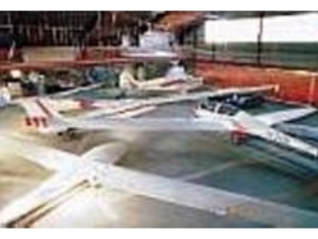 格納庫で出番を待っているグライダー_日本グライダークラブ 板倉滑空場