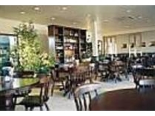 広くて明るい店内は開放感いっぱいだ_ROSACE GARDEN
