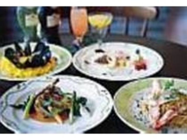 タラバガニのパスタなどをカクテルと一緒に_ROSACE GARDEN