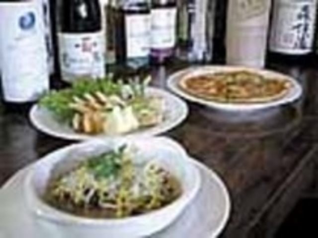 『牛タンの黒コショウ煮』(手前)など_ムジカファーム 手こねハンバーグとワインのお店