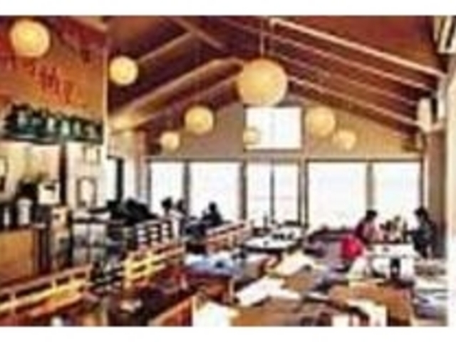 雄大な海を見渡せる一面ガラス張りの店内_浜乃納屋