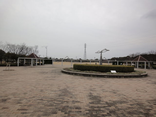 穴ボコに落ちないようネットトンネルを脱出_大牟田市諏訪公園