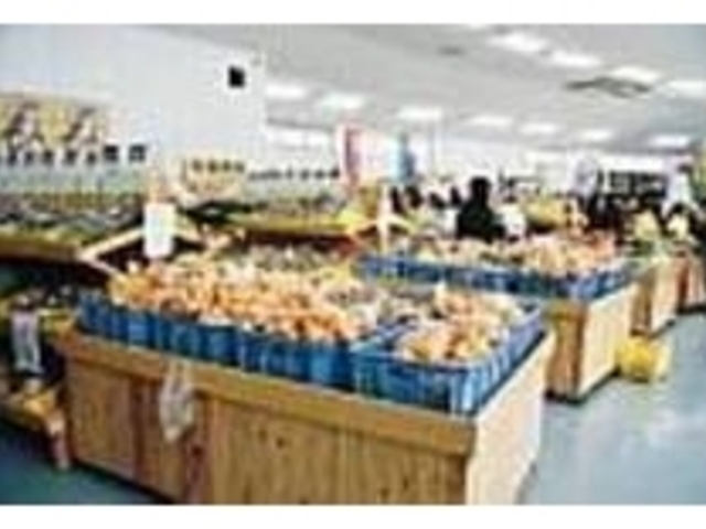 生産者の写真を展示した野菜コーナーもある_道の駅 上天草さんぱーる