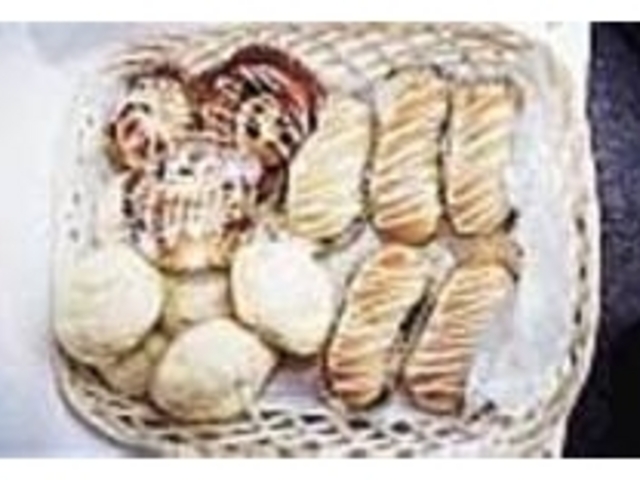 ふっくら美味しい焼きたてパンをおやつに_パン屋福禄