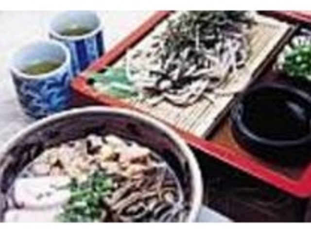 具だくさんの特製そばと人気のざるそば_手打そば 青ごしょう