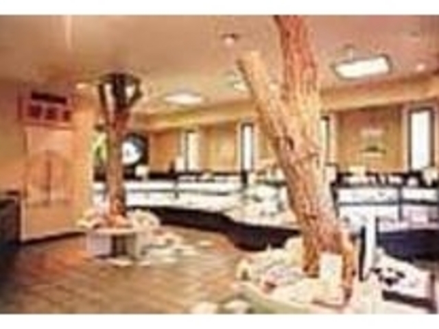 店内には栗にこだわった和菓子が並ぶ_若菜屋