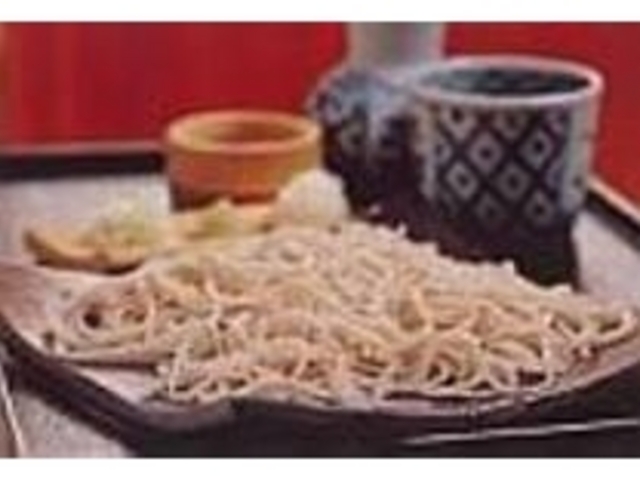 上品な『皿そば』は5割挽きで白っぽい色だ_そばのさと 夢華そば
