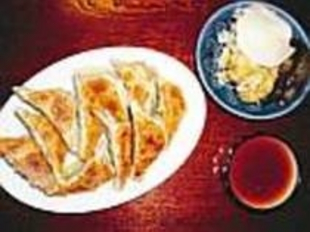 隠れた人気の餃子はやみつきになる味_酒蔵 つやこ