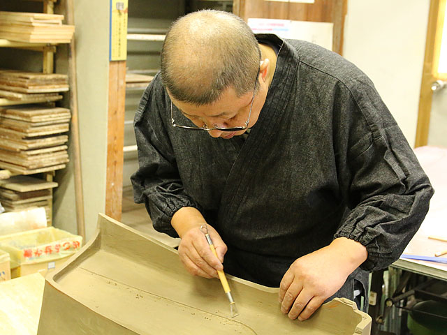 工房にて作品作りに励む井上善夫さん_二本松萬古焼・二本松焼 窯元 井上窯