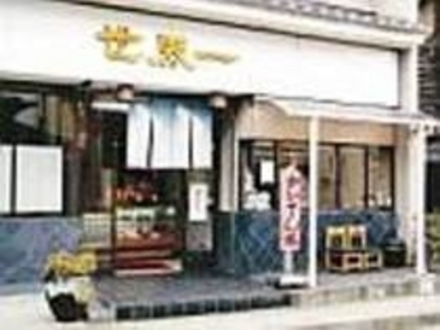 外のベンチに座って食べていく姿も見られる_世界一菓子店