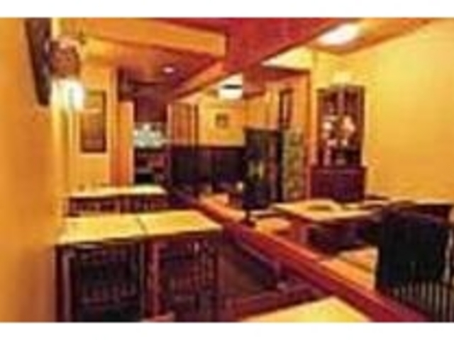 やわらかな光が照らす落ちついた和風の店内_青山たけした