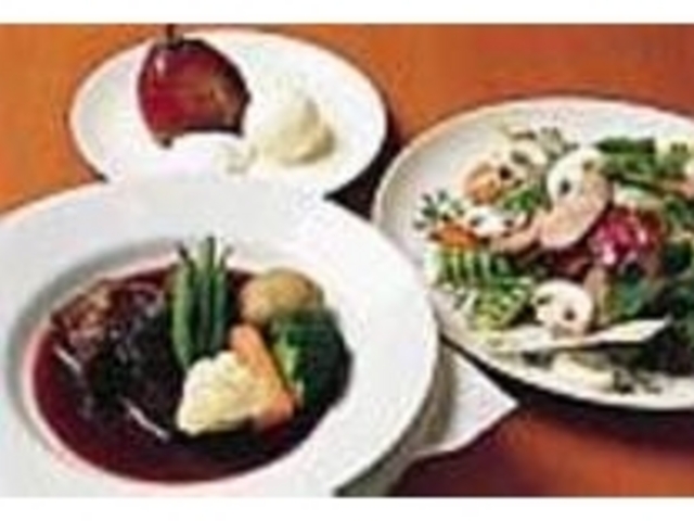 『ホホ肉の赤ワイン煮』(手前)ほか_FrouーFrou