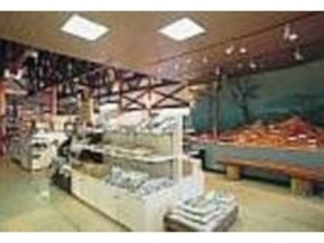 お土産品も充実の店内。品質は保証付き_グルメランドたいない