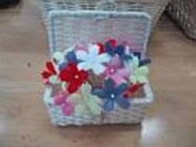 繭を切って花弁を作る。好きな色で作ろう!_朝日村シルクフラワー製作工房