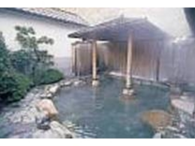 広い露天風呂でゆっくりと体を休めよう_山北町福祉センター ゆり花会館