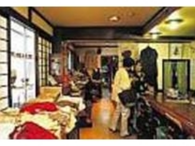 カウンター席でちょっと一服するのもいい_アンティークスペース岳