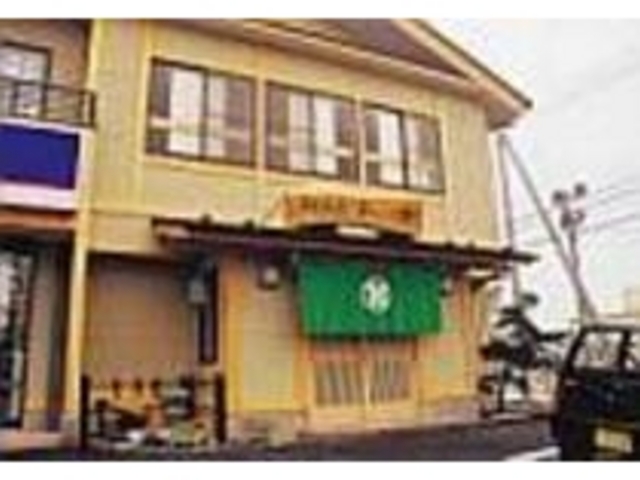 小ぎれいな和風の店。店内は民芸調_和食屋 あい膳