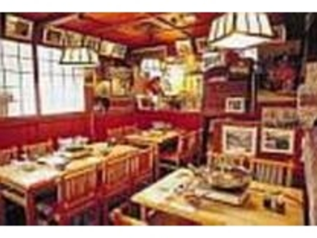 店内は相撲に関する写真やグッズでいっぱい_相撲料理 大鷲