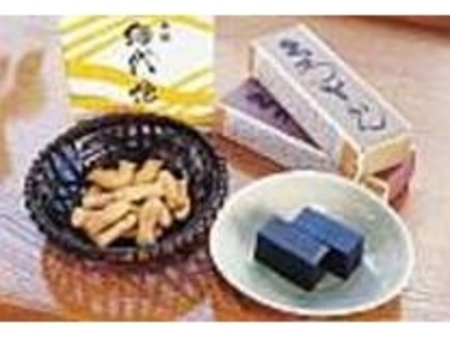 右が『くろ羊かん』(1本1260円)_菓子道楽 新野屋