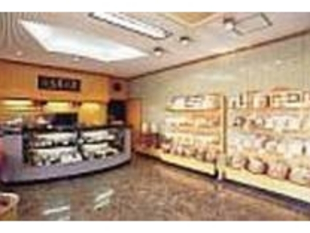手作りの商品がズラリと並んだ店内_菓子道楽 新野屋