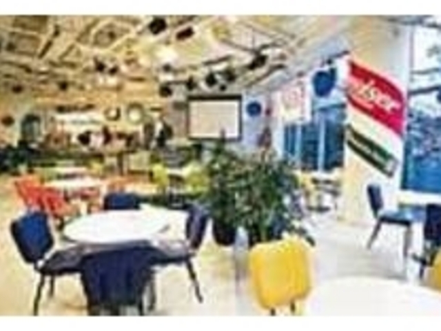 カラフルなイスが並ぶポップな店内_カフェ&レストランバーZABUN