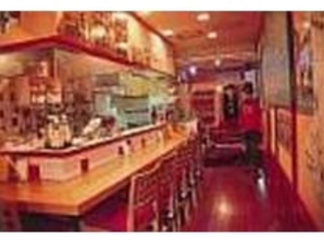 ポップなお店の奥にはマスコット人形が_IZAKAYA Typhoon