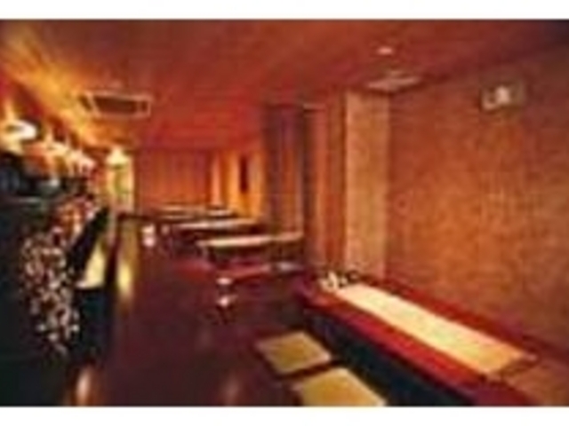 薄暗い照明とブラックBGMが流れる店内_Bistro DE やぶれかぶれ