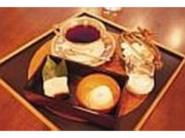 季節の彩りを表現した和菓子を珈琲とともに_珈琲蔵人 珈蔵 祝谷店