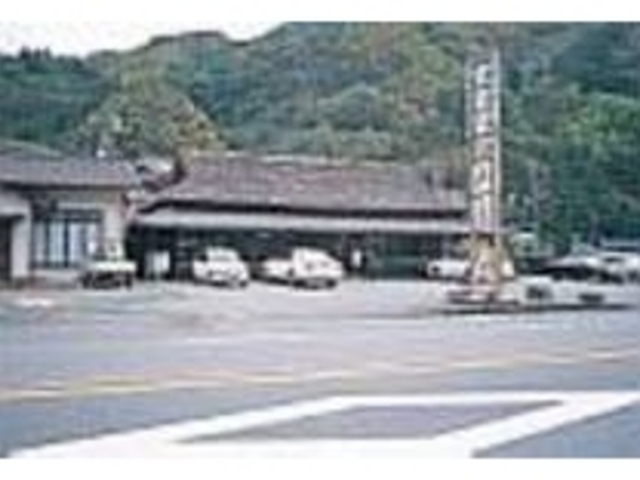 茅葺き屋根と広い駐車場を目指して行こう_お食事処 山彩