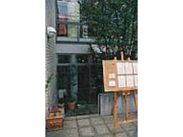 半地下にあり、喧騒を離れて落ち着けるお店_piliers de cafe