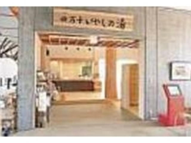 コンクリートと自然木を融合した建物が新鮮_四万十いやしの湯