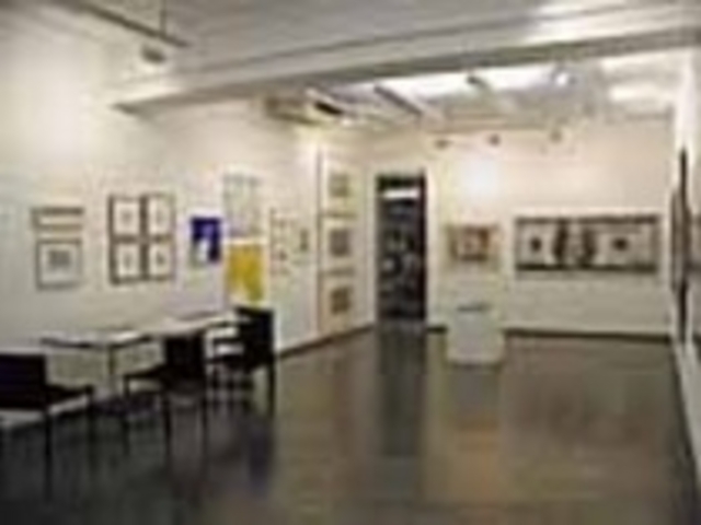 広い展示空間でゆったりと作品を鑑賞できる_ベイスギャラリー