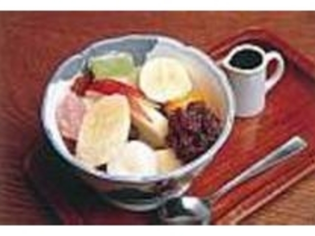 白玉の上にリンゴやバナナ、あんこがのる_古美術茶房 伊万里