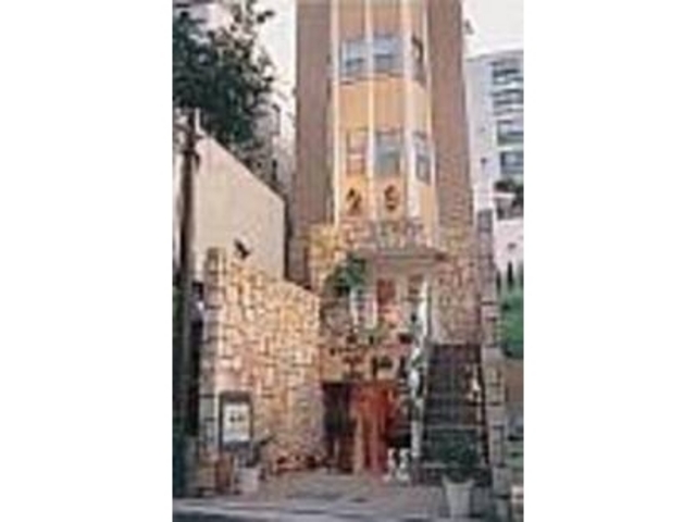 お城のようなメルヘンチックな店構え_アニメーションアートギャラリーエドム 青山本店