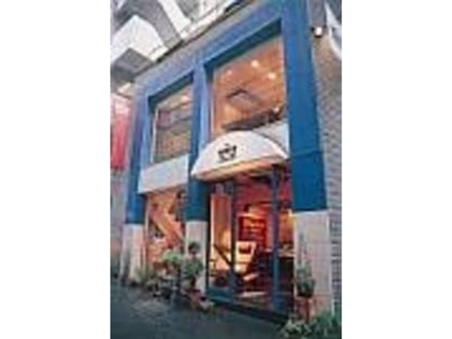 白と青のシンプルな建物が目印の家具店_ウッドユウライクカンパニー