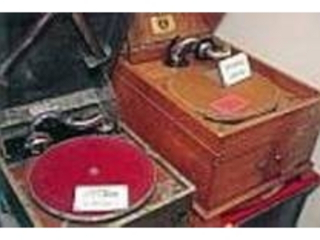 年代ものの蓄音機など見るだけでも楽しめる_キョードー アンティーク店