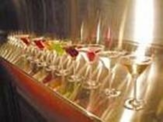 夜には各種カクテルなどアルコール類も充実_丸の内カフェ イーズ