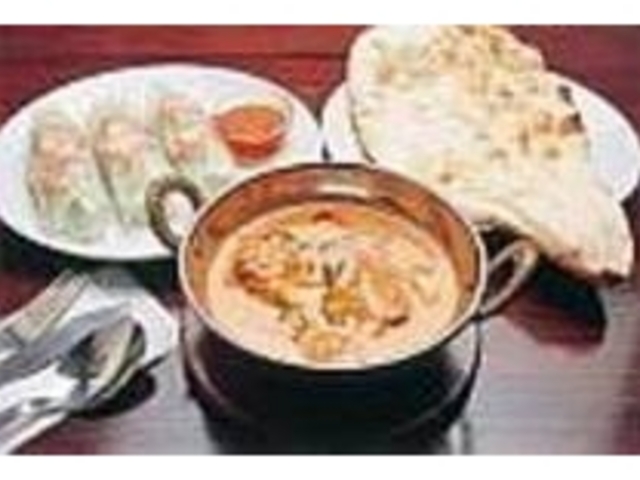 チキンカレーや生春巻など各国料理が並ぶ_oriental table AMA