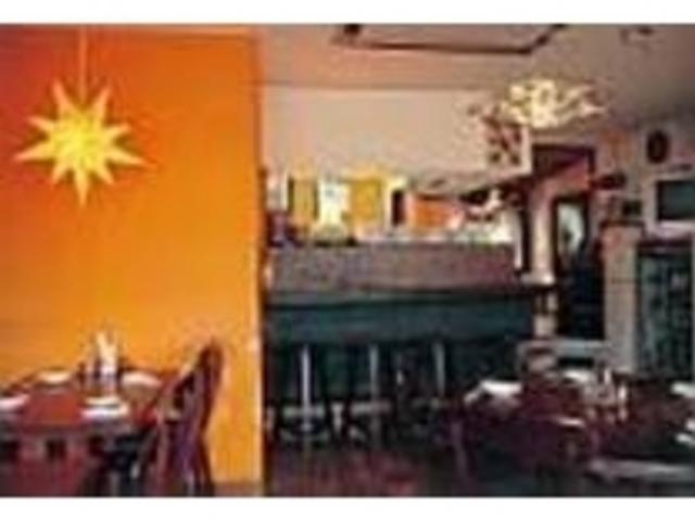 星をかたどった照明などキュートな室内_oriental table AMA