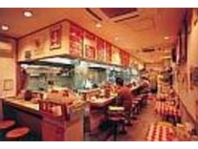 ぷらっと立ち寄りやすい雰囲気の店内_タイ国ラーメン ティーヌーン 本店