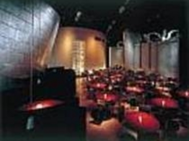 高い天井と眺めのよい夜景が評判だ_Soho's 表参道