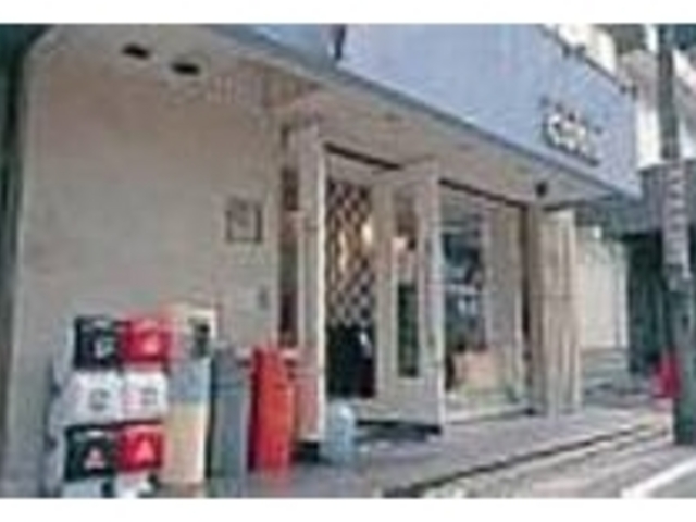 店先に並ぶカラフルなゴミ箱も販売している_style-cont.