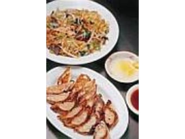 パリパリの食感が楽しめる各種餃子が揃う_餃子荘ムロ