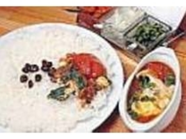 カレーの色が見えないほど具でいっぱい!_インド式カレー 夢民