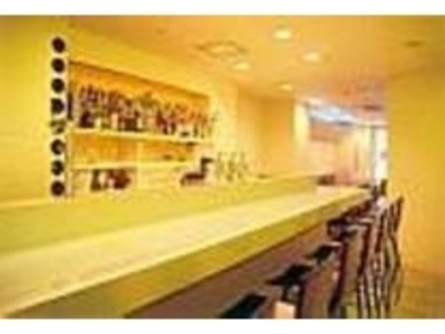 女性ひとりでも、利用しやすいカウンター席_Genmai Cafe maim/Organic Food & Drink