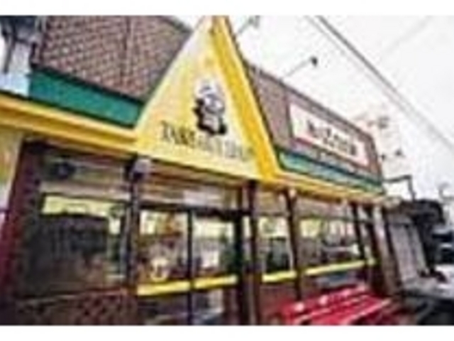 黄色の三角屋根が目を引く特徴ある店舗_Loco Ocean's